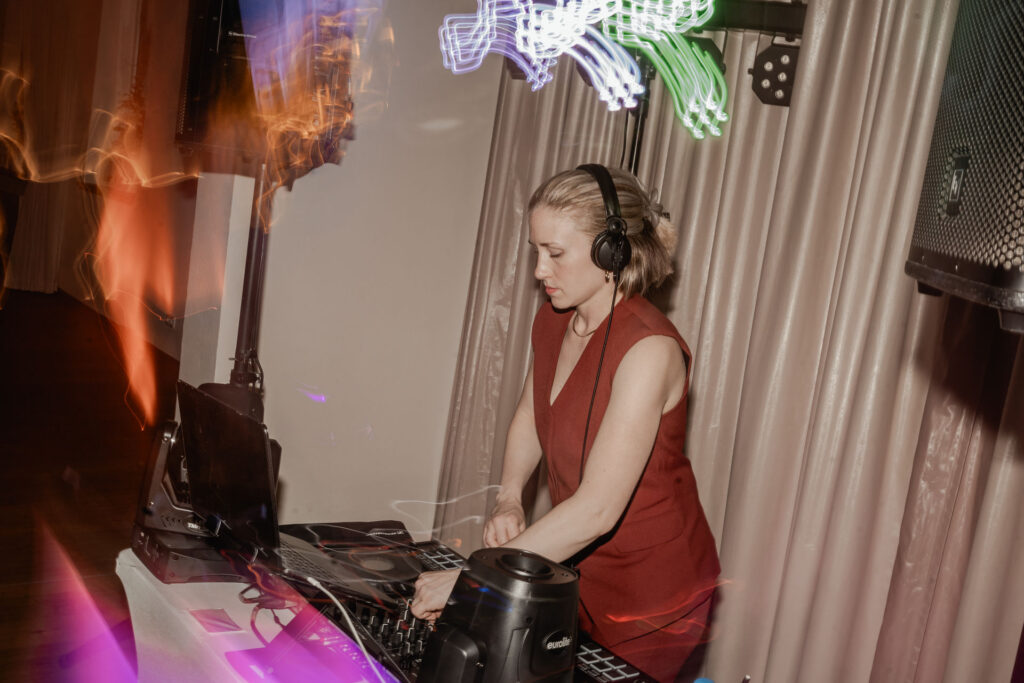 DJane Polly legt bei einem Event auf, mit Lichtspuren