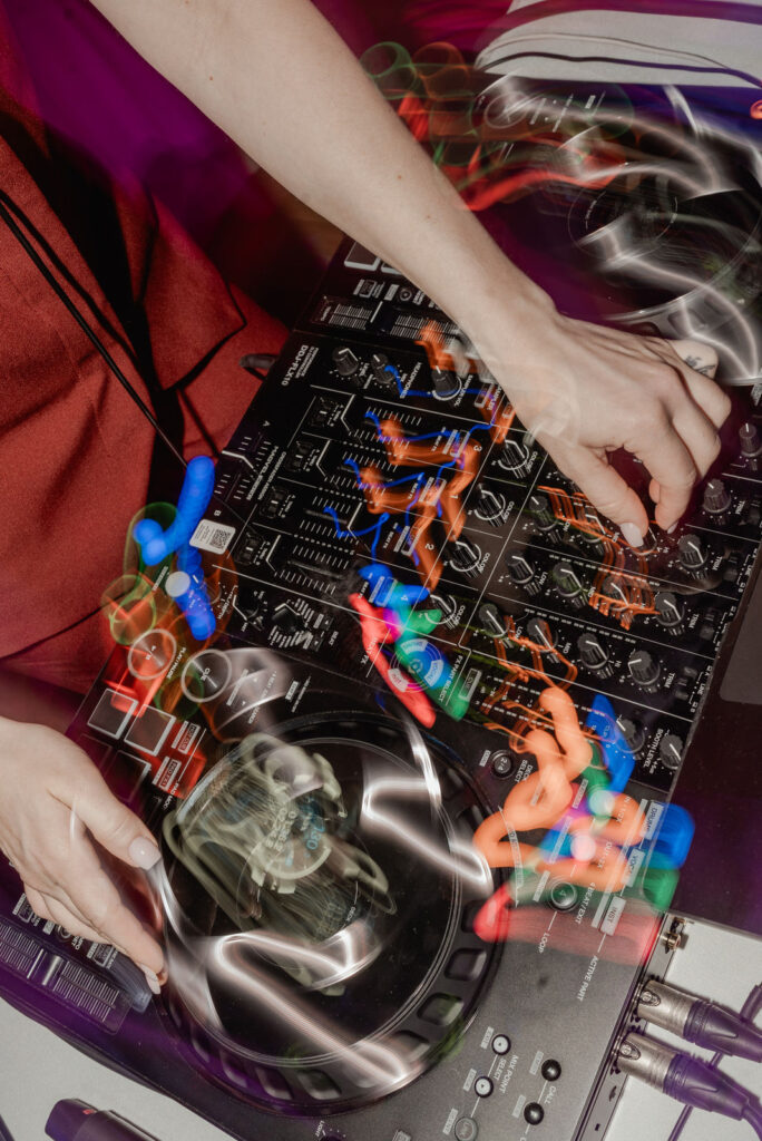 Hände von DJane Polly am Pioneer DDJ-FLX10 mit Lichtspuren