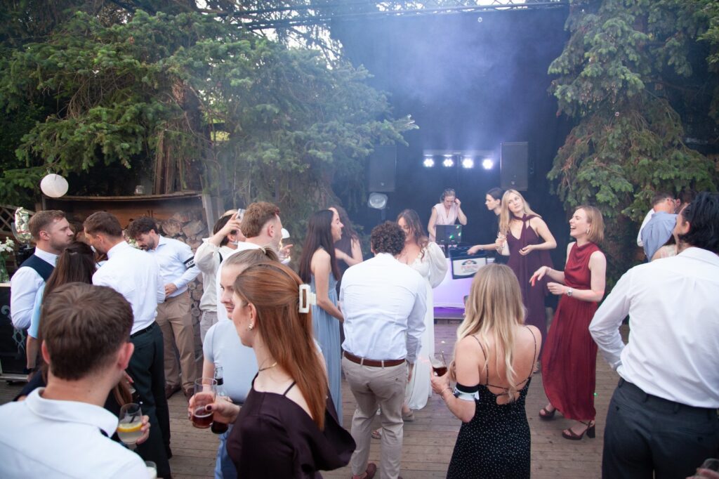 Gartenhochzeit mit DJane Polly am Pult und Brautpaar auf der Tanzfläche