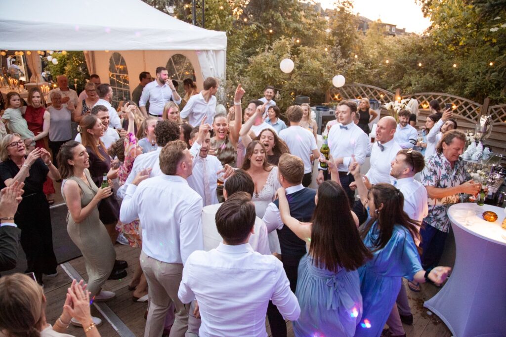 Volle Tanzfläche bei einer Hochzeit mit DJane Polly
